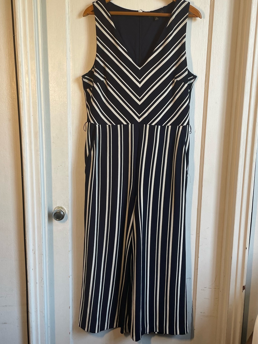 Banana Republic Navy Stripe Wide Leg Women’s Jumpsuit 14 Palazzo V-Neck Pockets